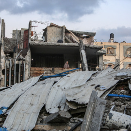 19/05/2024  Una mujer palestina desplazada de la ciudad de Rafah, en un edificio destruido por los aviones de guerra israelíes, a 14 de mayo de 2024.