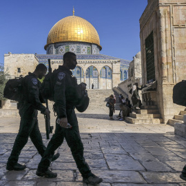 Varios miembros de las fuerzas de seguridad israelíes pasan cerca de la Mezquita de Aqsa, en la Ciudad Vieja de Jerusalén. AHMAD GHARABLI / AFP