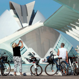 Cuatro turistas visitan la Ciudad de las Artes y de las Ciencias durante el puente del Pilar.