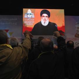 Seguidores del partido milicia chií Hizbulá asisten al discurso del líder de la organización, Hassan Nasrala, este miércoles en Beirut, el Líbano.