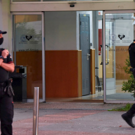Agentes de la Ertzaintza establecen un dispositivo de seguridad tras un tiroteo en la Facultad de Ciencias y Tecnología de la UPV/EHU en Bizkaia.