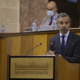 El consejero de Hacienda, Juan Bravo, durante su comparecencia en la primera jornada del Pleno del Parlamento andaluz. A 13 de octubre de 2021, en Sevilla (Andalucía, España).