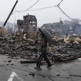 Un hombre camina junto a edificios destruidos tras el terremoto.