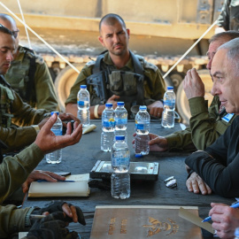 El primer ministro israelí, Benjamin Netanyahu, dialoga con soldados de su Ejército en la Franja de Gaza, a 16 de mayo de 2024.