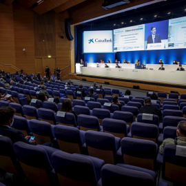 El presidente de CaixaBank, José Ignacio Goirigolzarri, durante su intervención en la junta de accionistas de la entidad, la primera desde que se hiciera efectiva la fusión con Bankia. EFE/ Biel Aliño