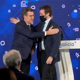 El presidente del Partido Popular, Pablo Casado (d) y el presidente de la Xunta de Galicia, Alberto Núñez Feijóo