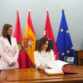 La presidenta de la Comunidad de Madrid, Isabel Díaz Ayuso (d.) junto a la alcaldesa de Alcalá de Henares, Judith Piquet, en el Consistorio de la localidad este miércoles.
