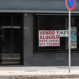 Carteles de venta y alquiler en un local, a 15 de abril de 2024, en Palma.