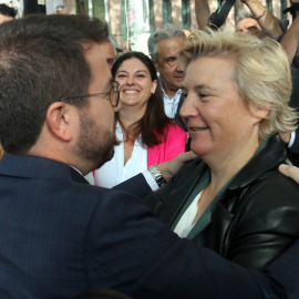 La dirigent d'ERC Marta Molina, investigada en el 'cas Tsunami', s'abraça amb el president de la Generalitat, Pere Aragonès, abans de declarar per videoconferència a la Ciutat de la Justícia