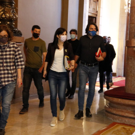 Els negociadors d'ERC, JxCat i la CUP sortint de la reunió celebrada al Parlament aquest dimecres.