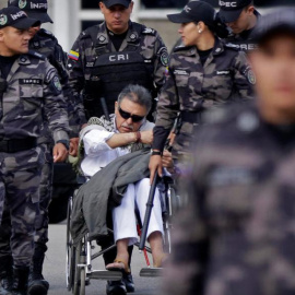 El exlíder de las FARC, Jesús Santrich, abandonaba la prisión La Picota, justo antes de ser recapturado. REUTERS