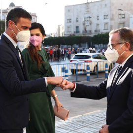 El presidente del Gobierno, Pedro Sánchez, saluda al presidente de Melilla, Eduardo de Castro en su visita este martes 18 de mayo de 2021.