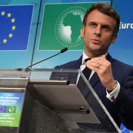 18/02/2022 El presidente de Francia, Emmanuel Macron, comparece ante los medios de comunicación en el segundo día de la cumbre entre la Unión Europea y África