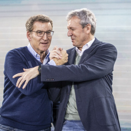 El presidente del PP, Alberto Núñez Feijóo (i) y el presidente del PP de Galicia, Alfonso Rueda, este domingo durante la clausura la XXVI jornada interpalamentaria 'Cumplir con la palabra'en Ourense.