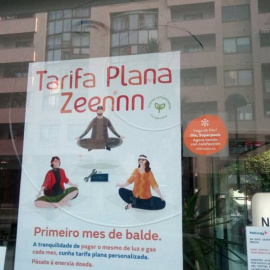 Daños en la cristalera de una oficina de Naturgy en Vigo, causados por un vecino que apedreó las instalaciones.