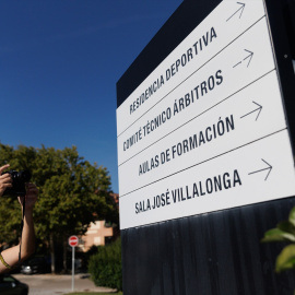 Señalización de una de las entradas a la sede de la Real Federación Española de Fútbol (RFEF), a 28 de septiembre de 2023.