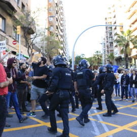 Enfrontaments entre activistes i Mossos durant una manifestació contra una desfilada de la marca de luxe Louis Vuitton al Park Güell de Barcelona