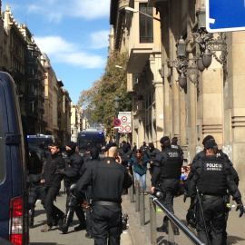 Imatge dels antiavalots dels Mossos en el desallotjament dels estudiants en l'acció a la Secretaria d'Universitats per reclamar la rebaixa de taxes el 15 de març de 2018.