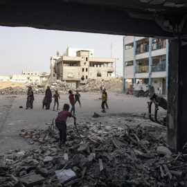 Un grupo de palestinos desplazados se aloja en una escuela de la UNRWA destruida después de que el Ejército israelí les pidiera evacuar la ciudad de Rafah.