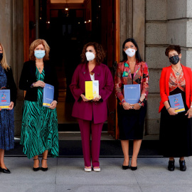 13/10/2021.- La ministra de Hacienda, María Jesús Montero, posa junto a las secretarias de Estado de su departamento durante la presentación del proyecto de Ley de PGE para 2022 en el Congreso. EFE/Juan Carlos Hidalgo