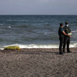 Vista del cadáver hallado flotando en las inmediaciones de la playa del Tarajal.