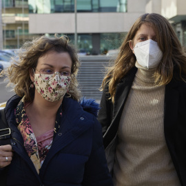 La expresidenta de Infancia Libre, María Sevilla –a la izquierda de la imagen–, asiste al juzgado a que le entreguen la orden de ingreso en prisión, en el Juzgado de lo Penal nº 2, a 1 de febrero de 2022, en Madrid.