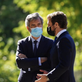 El presidente del Tribunal Supremo y del Consejo General del Poder Judicial (CGPJ), Carlos Lesmes (i) y el presidente del PP, Pablo Casado (d), llegan al Real Monasterio de Yuste para asistir a la entrega de la XIV edición del 'Premio Europeo Carlos V'