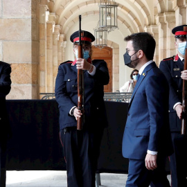El nuevo presidente de la Generalitat, Pere Aragonès (2d), sale tras ser elegido por mayoría absoluta en la segunda jornada del debate de investidura celebrado en el Parlament este viernes.