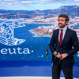 El presidente del PP, Pablo Casado, ofrece declaraciones a los medios desde el stand de Turismo de Ceuta, en Fitur 2021, a 20 de mayo de 2021, en Madrid (España).