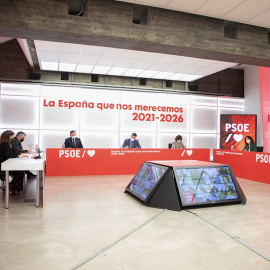 El secretario general del PSOE y presidente del Gobierno, Pedro Sánchez (c) junto con la vicepresidenta del Gobierno, Carmen Calvo (c-d) y el ministro de Transportes, José Luis Ábalos (c-i) durante la reunión "online" de la Permanente de la Ejecutiva 