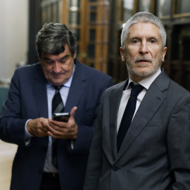 El ministro del Interior, Fernando Grande-Marlaska (d), junto al ministro para la Transformación Digital y de la Función Pública, José Luis Escrivá, antes de participar en Los Desayunos del Ateneo este viernes en Madrid.