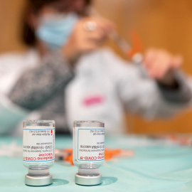 Una enfermera prepara una dosis de la vacuna Moderna, en una imagen de archivo.