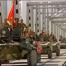 Un convoy de vehículos blindados del ejército soviético cruza un puente en Termez, el 21 de mayo de 1988 en la frontera entre la Unión Soviética y Afganistán.