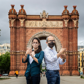 Berta Frigola y Albert R. Casellas, en el paseo Lluís Companys de Barcelona, haciendo los signos de los conceptos lengua de signos y diario, respectivamente.