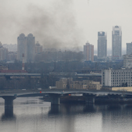 Columnas de humo cerca del Ministerio de Defensa de Ucrania, en Kiev, después de que el presidente ruso, Vladimir Putin, lanzara una operación militar contra el país este jueves.