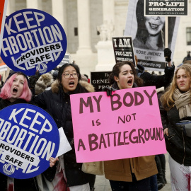 Imagen de enero de 2016 de  partidarios del aborto  frente al Tribunal Supremo de EEUU durante la marcha parqa conmemorar  el 43 ° aniversario del histórico fallo Roe vs Wade de 1973 de la Corte Suprema que despenalizó la interrupción del embarazo. RE