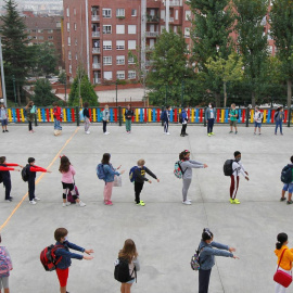 Alumnos en el pario del colegio Germán Fernández Ramos de Oviedo. Alberto Morante EFE