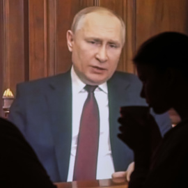 El pueblo ruso ve un discurso televisado especial del presidente ruso, Vladimir Putin, sobre la autorización de una operación militar especial en la región ucraniana de Donbass en Moscú, Rusia, el 24 de febrero de 2022. Putin anunció que el objetivo 