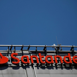 El logo del Banco Santander en sus oficinas en Varsovia (Polonia). REUTERS/Kacper Pempel