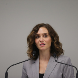 La presidenta de la Comunidad de Madrid, Isabel Díaz Ayuso, interviene durante una visita a la sede de Servinform, a 22 de octubre de 2021, en Torrejón de Ardoz.