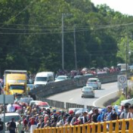 Una caravana de 6.000 migrantes cruza México en busca de asilo