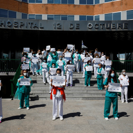 Los técnicos de enfermería se concentran ante las puertas del Hospital 12 de Octubre de Madrid para celebrar este miércoles, 12 de mayo, el Día Internacional de esta profesión, efeméride que se conmemora desde 1974 en la fecha del nacimiento de Flor