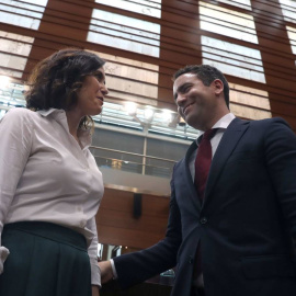 Isabel Díaz Ayuso recibe la felicitación del secretario general del PP, Teodoro García Egea después de ser elegida presidenta de la Comunidad de Madrid tras la segunda y última jornada del debate de investidura.