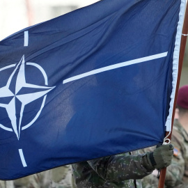 25/02/2022 La bandera de la OTAN ondea durante la ceremonia de llegada de las tropas estadounidenses a la base militar de Adazi, Letonia
