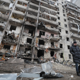 Varios edificios gravemente dañados por el bombardeo nocturno ruso en una zona residencial de Kiev. EFE/SERGEY DOLZHENKO