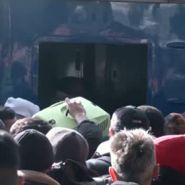 Miles de personas abarrotan las estaciones de tren en Kiev para escapar de las tropas rusas
