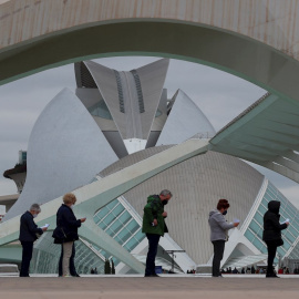 Varias personas hacen cola en el "vacunódromo" instalado en la Ciudad de las Ciencias de València.