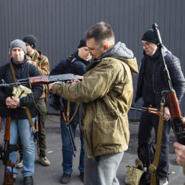 Voluntarios de la defensa territorial reciben armas y municiones en Kiev para hacer frente al avance de las tropas rusas. EFE/EPA/MIKHAIL PALINCHAK