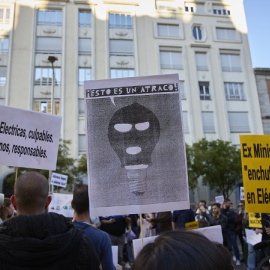 23/10/2021 Asistentes sostienen pancartas en una manifestación contra la subida del precio de la luz