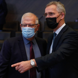 El alto representante para Asuntos Exteriores de la Unión Europea, Josep Borrell (L), y el secretario general de la OTAN, Jens Stoltenberg